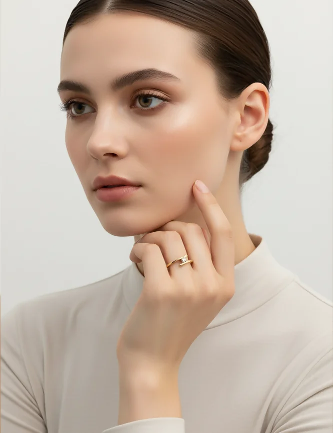 hermosa mujer luciendo anillo de compromiso de oro amarillo con diseño bypass elaborado por joyeria marga mira